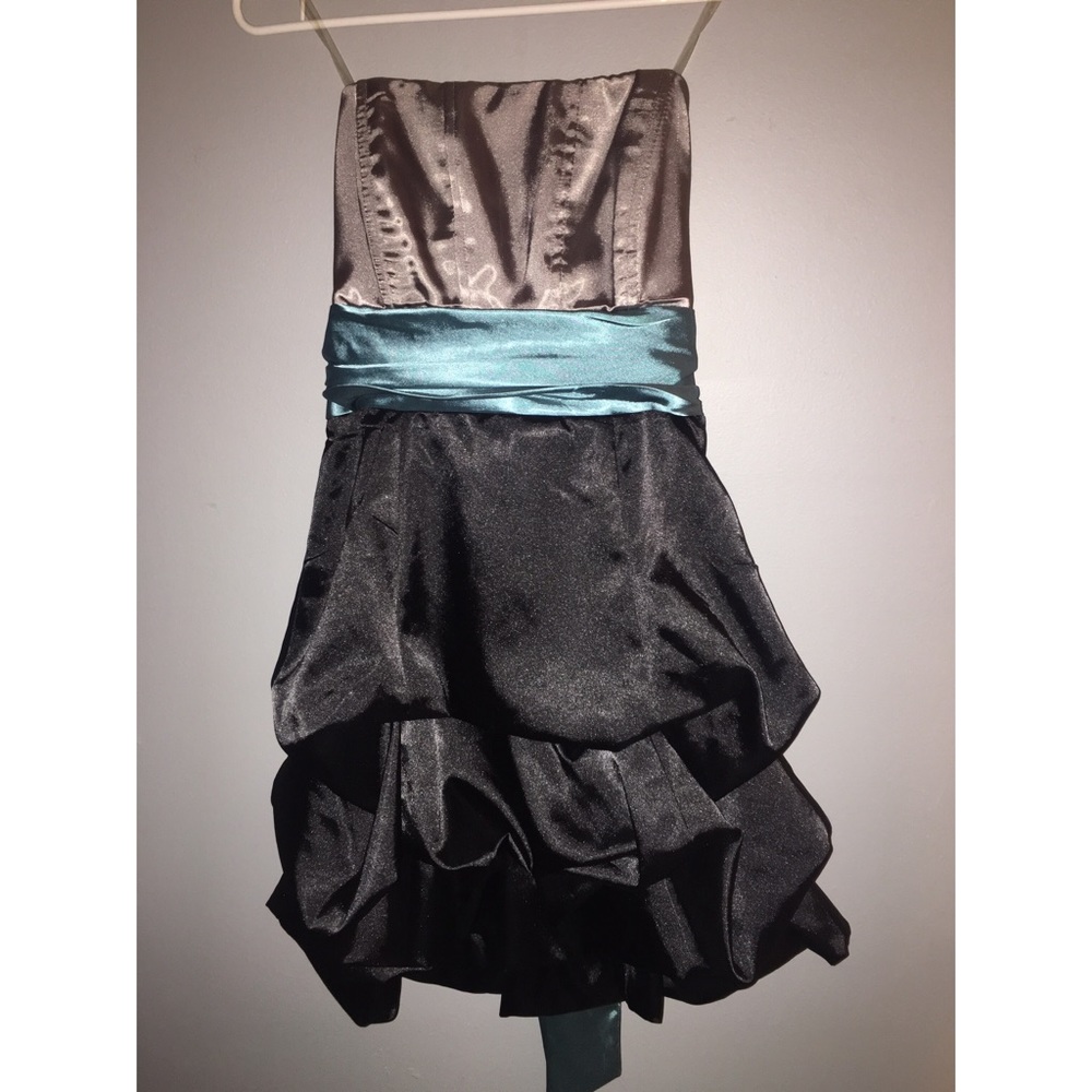 Strapless formal dress